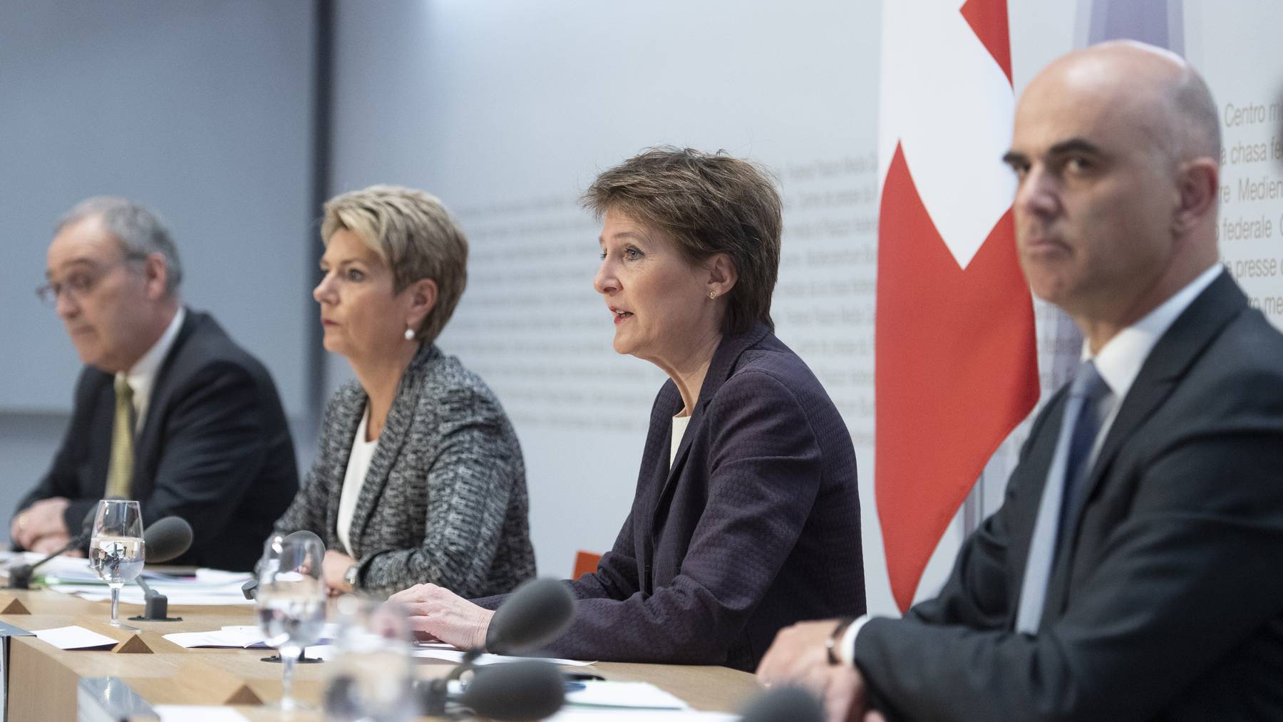 Die Bundesräte Parmelin, Keller-Sutter, Sommaruga und Berset vor den Medien in Bern.