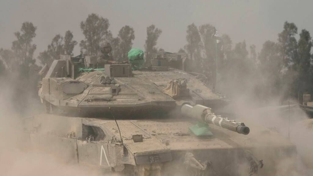Israelische Panzer sind in der Nähe der Grenze zum Gazastreifen, im Süden Israels, im Einsatz. Foto: Ariel Schalit/AP/dpa