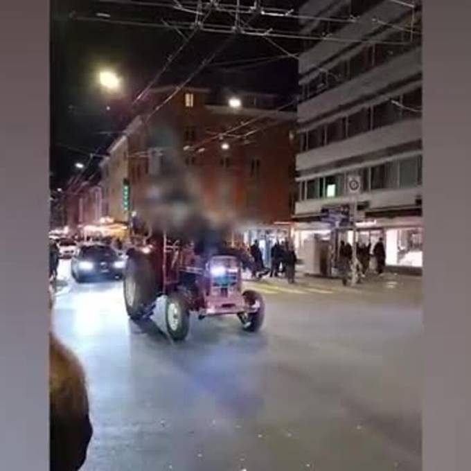 Betrunkene prallen mit Traktor in Taxi an Langstrasse