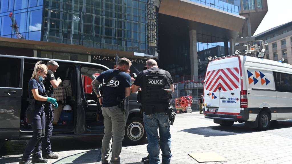 dpatopbilder - Polizisten stehen vor dem OXY-Gebäude am Place De Brouckere. Bei einem Gebäudebrand sind nach übereinstimmenden Medienberichten mehrere Menschen gestorben. Foto: Emile Windal/Belga/dpa