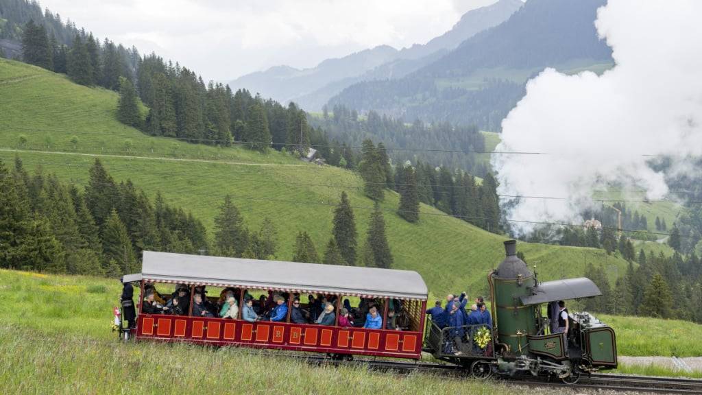 Die Dampflokomotive 7 bei der Fahrt nach Rigi Kulm anlässlich der Bergbahnparade vom Pfingstsonntag.