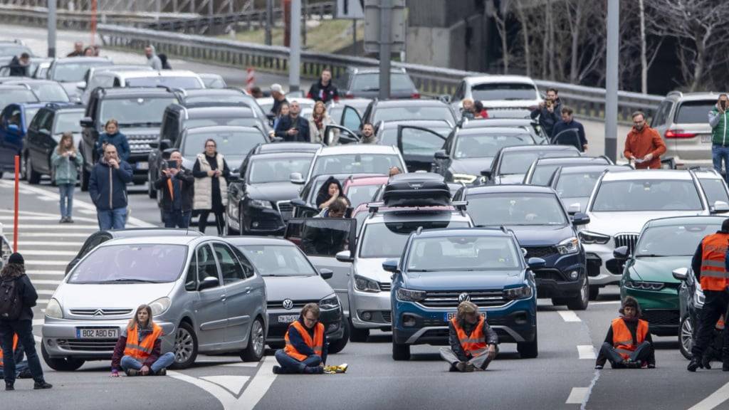 Bereits im vergangenen Jahr kam es vor dem Gotthard-Nordportal zu Strassenblockaden von Klimaaktivistinnen und -aktivisten. (Archivbild)