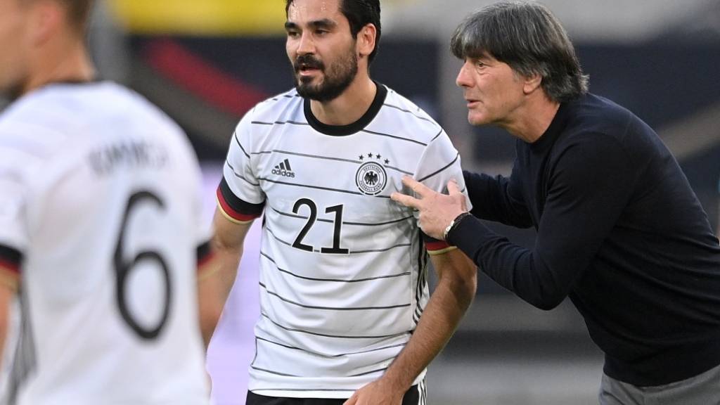 Joachim Löw (rechts) und Ilkay Gündogan müssen Ideen für die Torproduktion finden