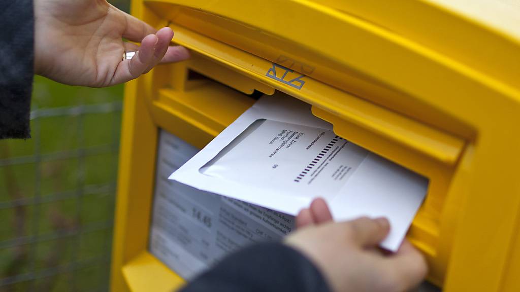 Das Wahlcouvert sollte spätestens am Dienstag in den Briefkasten geworfen werden, damit es noch rechtzeitig ankommt. (Symbolbild)