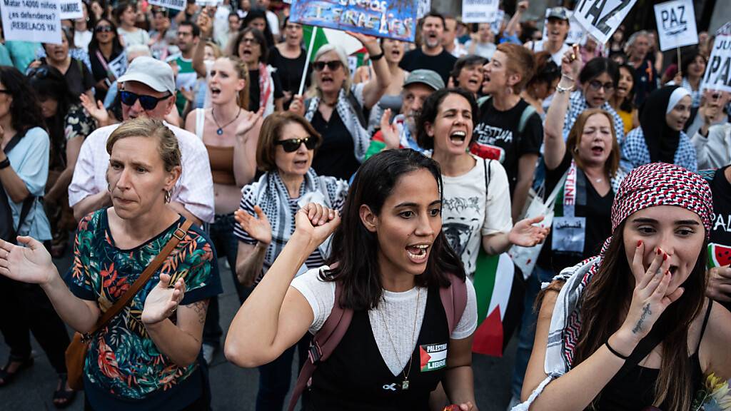 Die Abgeordnete Tesh Sidi (M) nimmt an einer Solidaritätskundgebung mit der palästinensischen Bevölkerung vor dem spanischen Außenministerium teil. Foto: Matias Chiofalo/EUROPA PRESS/dpa
