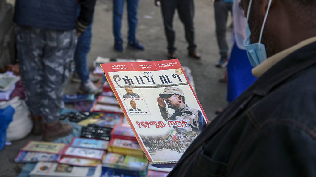 ARCHIV - Äthiopier lesen Zeitungen und Zeitschriften, die über die aktuelle militärische Konfrontation im Land berichten. Foto: Samuel Habtab/AP/dpa