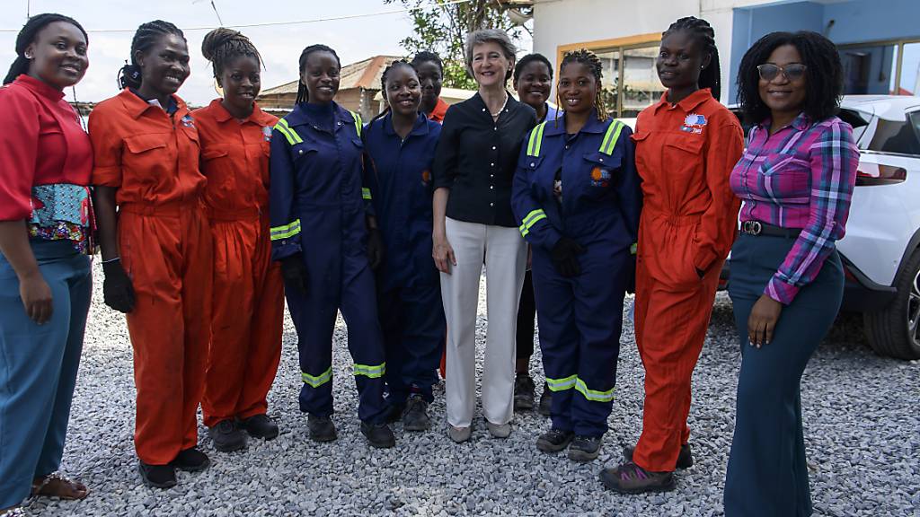 Bundesrätin Simonetta Sommaruga in Ghana mit jungen Frauen, die sich im Unternehmen Solartaxi zu Mechanikerinnen ausbilden lassen und Elektrofahrzeuge bauen.