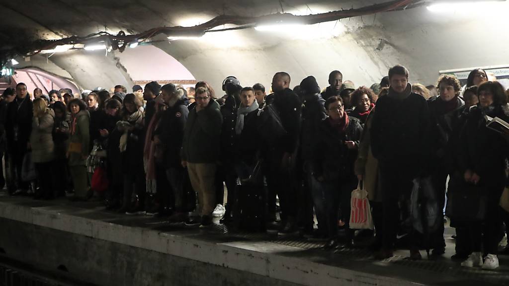 Grosser Andrang in den Pariser Metro-Stationen. Wegen der Streiks gegen die geplante Rentenreform fallen im Grossraum Paris viele U-Bahnen und nahverkehrszüge aus. (Archivbild)