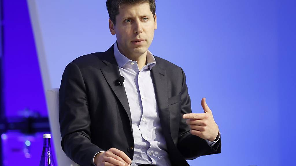 Sam Altman wieder auf dem Chefsessel von OpenAI (Archivbild)