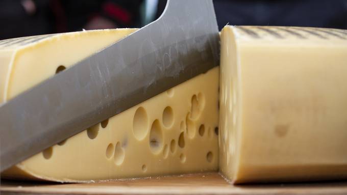 Streit um Löcher im Emmentaler Käse landet vor Gericht