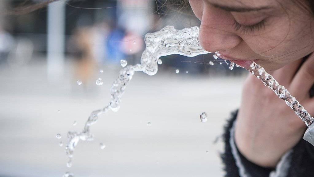 Beliebter Durstlöscher: Drei Viertel der Schweizer Bevölkerung trinken regelmässig Wasser aus dem Hahnen.