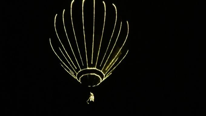Ballonpilot fährt ohne Korb – dafür mit vielen Lichtern