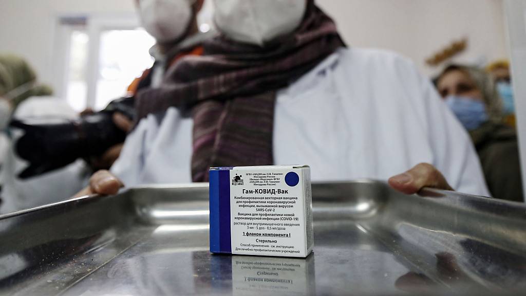 Tablett mit einer Packung Ampullen des in Russland hergestellten Corona-Impfstoffs Sputnik V, in einem Krankenhaus in Blida.