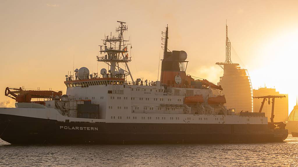 ARCHIV - Das Forschungsschiff «Polarstern» kehrt nach einjähriger MOSAiC-Expedition durch die Wesermündung nach Bremerhaven zurück. Foto: Mohssen Assanimoghaddam/dpa