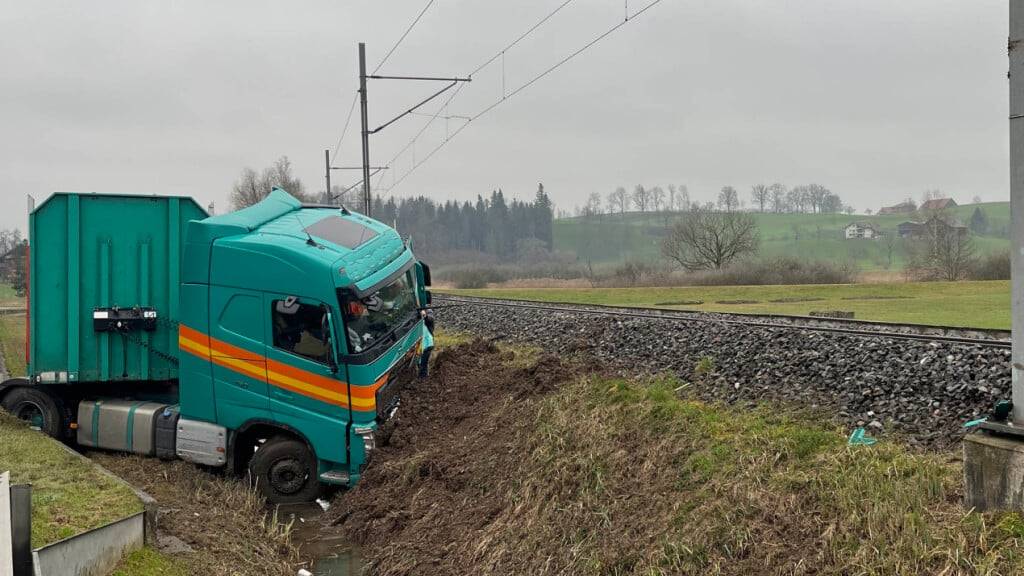 Bei dem Unfall entstand laut der Polizei ein Sachschaden von rund 100'000 Franken.