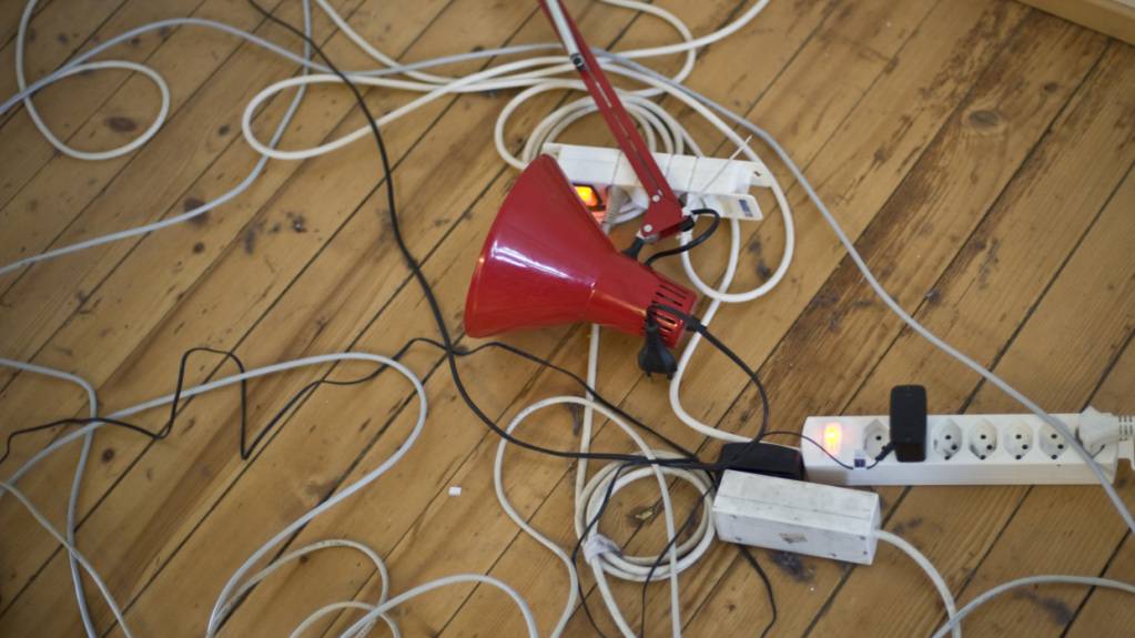 Kundinnen und Kunden der SAK werden kommendes Jahr leicht mehr bezahlen für den Strom. (Symbolbild)