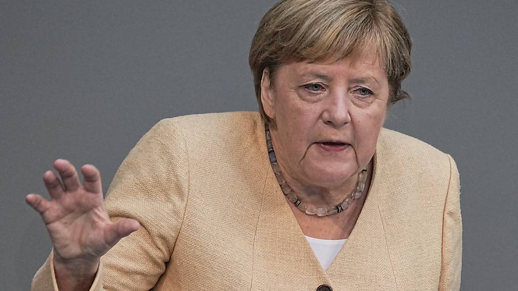 Die deutsche Bundeskanzlerin Angela Merkel (CDU) spricht im Plenum im Deutschen Bundestag. Die die bevorstehende Bundestagswahl hat Merkel am Dienstag als eine Richtungswahl für Deutschland bezeichnet. Foto: Michael Kappeler/dpa