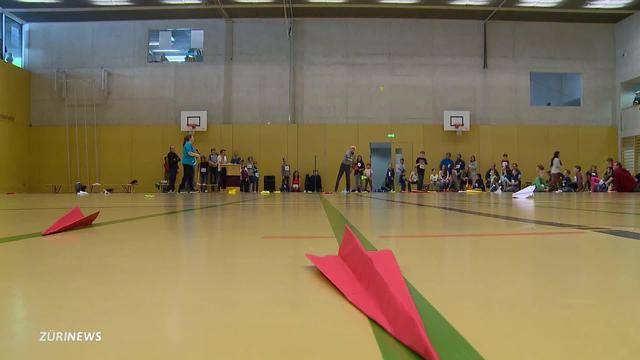 Papierflieger begeistern Gross und Klein