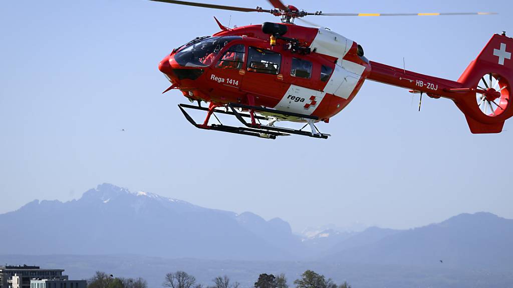 Ein Helikopter der Rettungsflugwacht hat am Samstagabend in Sternenberg ZH einen bei einem Selbstunfall schwer verletzten Autofahrer in ein Spital geflogen. (Archivbild)