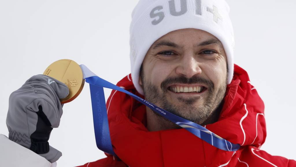 Loïc Meillard - hier mit der Goldmedaille vom Slalom - hat in Bormio einen ganzen Medaillensatz gewonnen