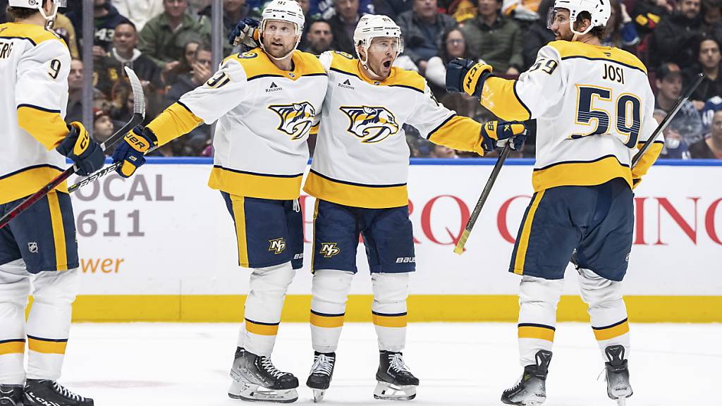 Roman Josi (rechts) kann mit seinen Teamkollegen endlich wieder jubeln