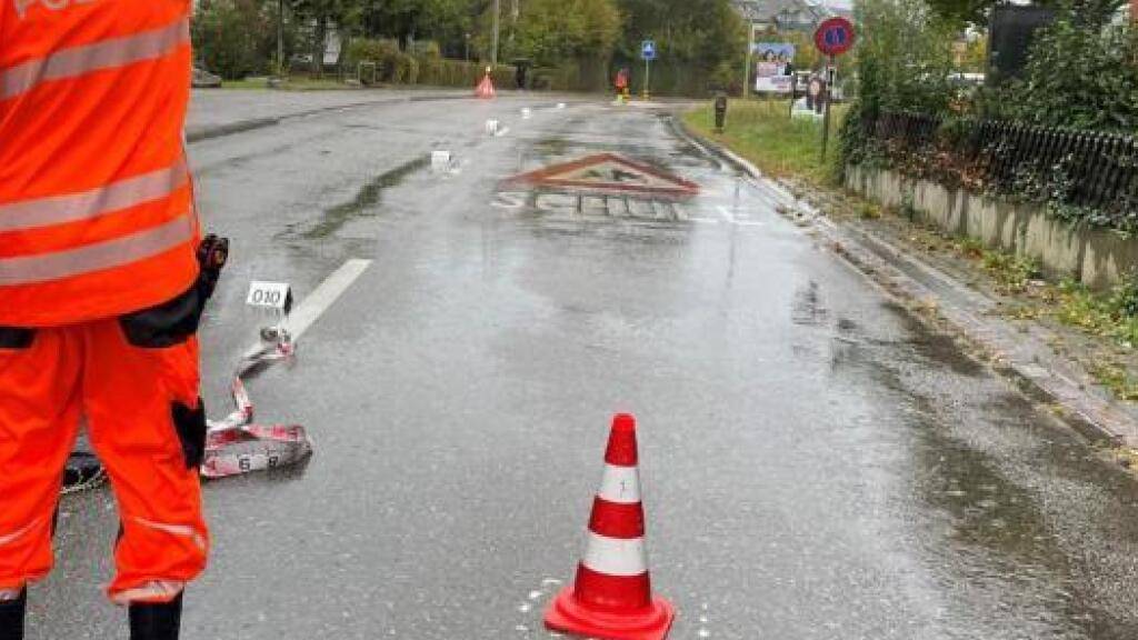 24-Jährige überquert Strasse und wird von zwei Autos überfahren