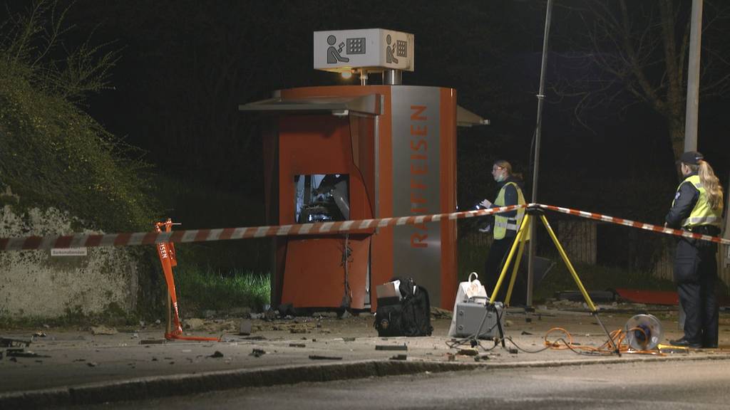 Unbekannte sprengen Bancomat in Arni und flüchten