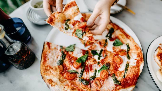 Weisst du, wie man eine Pizza wirklich isst? Teste dein Pizza-Wissen