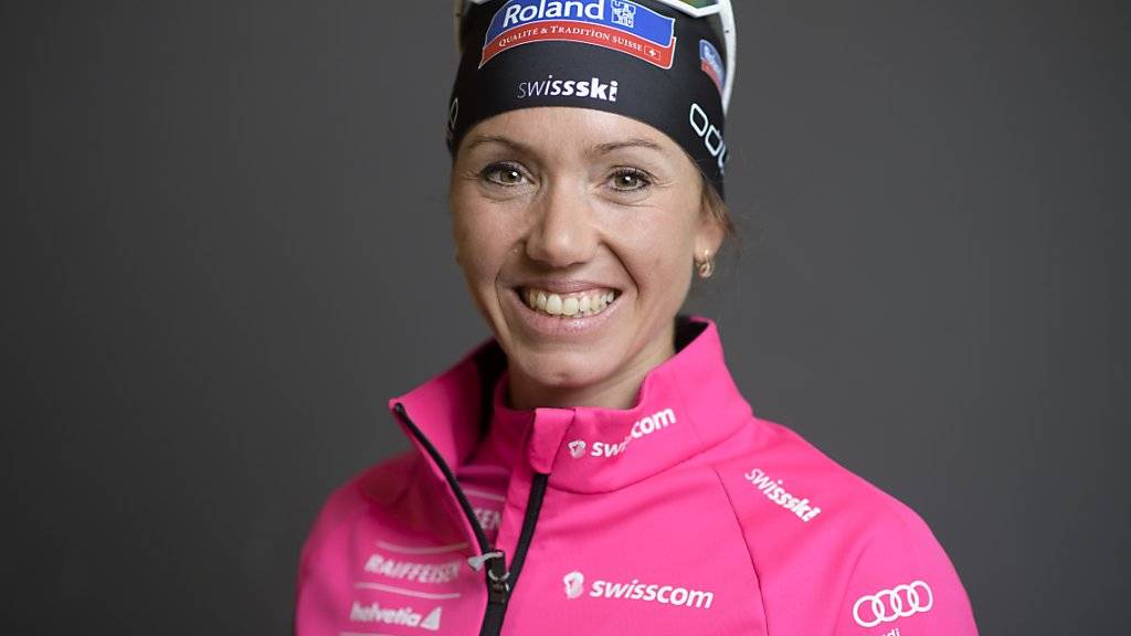 Die Schweizer Biathletin Selina Gasparin lächelt in die Kamera.