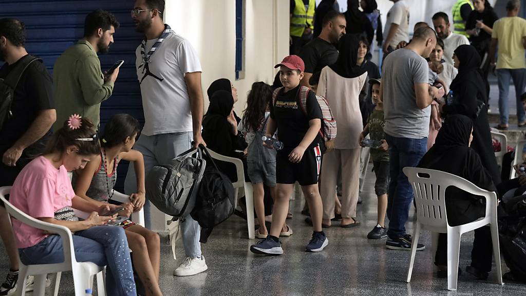 Menschen, die vor den israelischen Luftangriffen fliehen, treffen in einer Schule ein, die zu einer Notunterkunft umfunktioniert wurde. Foto: Bilal Hussein/AP/dpa