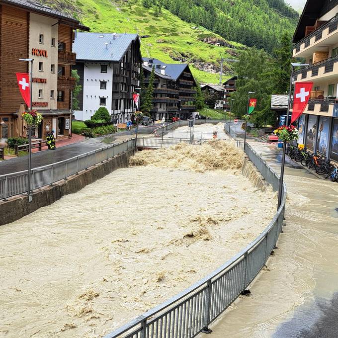 Überschwemmungen und Erdrutsche im Wallis – Zermatt abgeschnitten