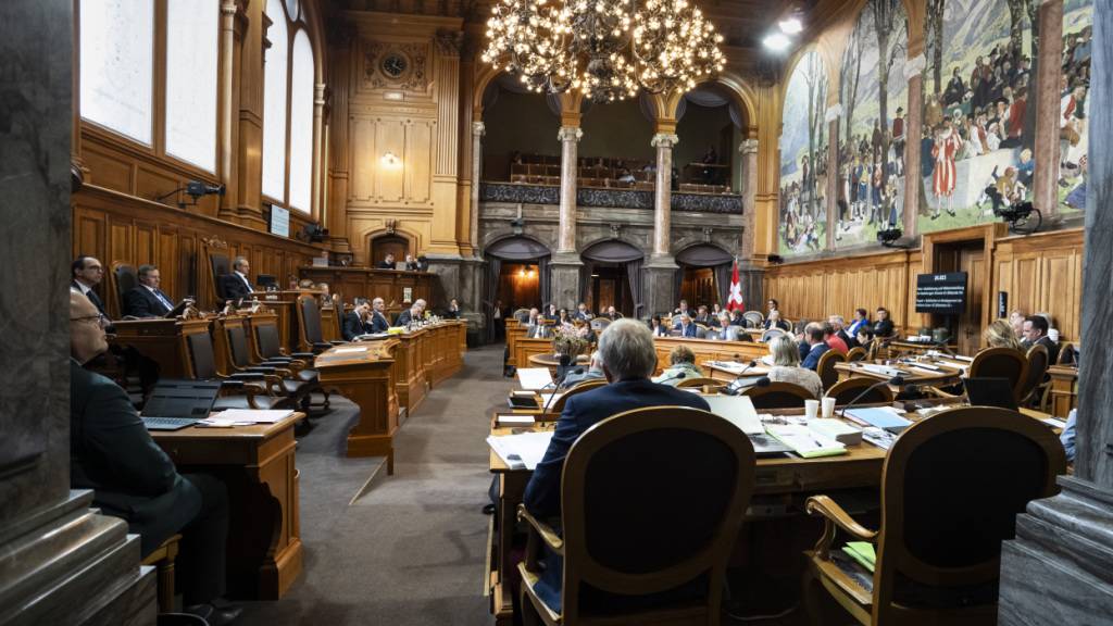 Im Ständerat ist am Montagabend der erste Entscheid im EU-Dossier gefallen: Die kleine Kammer ist deutlich auf das Vertragspaket eingetreten. Nun werden die Details diskutiert, vieles ist umstritten.
