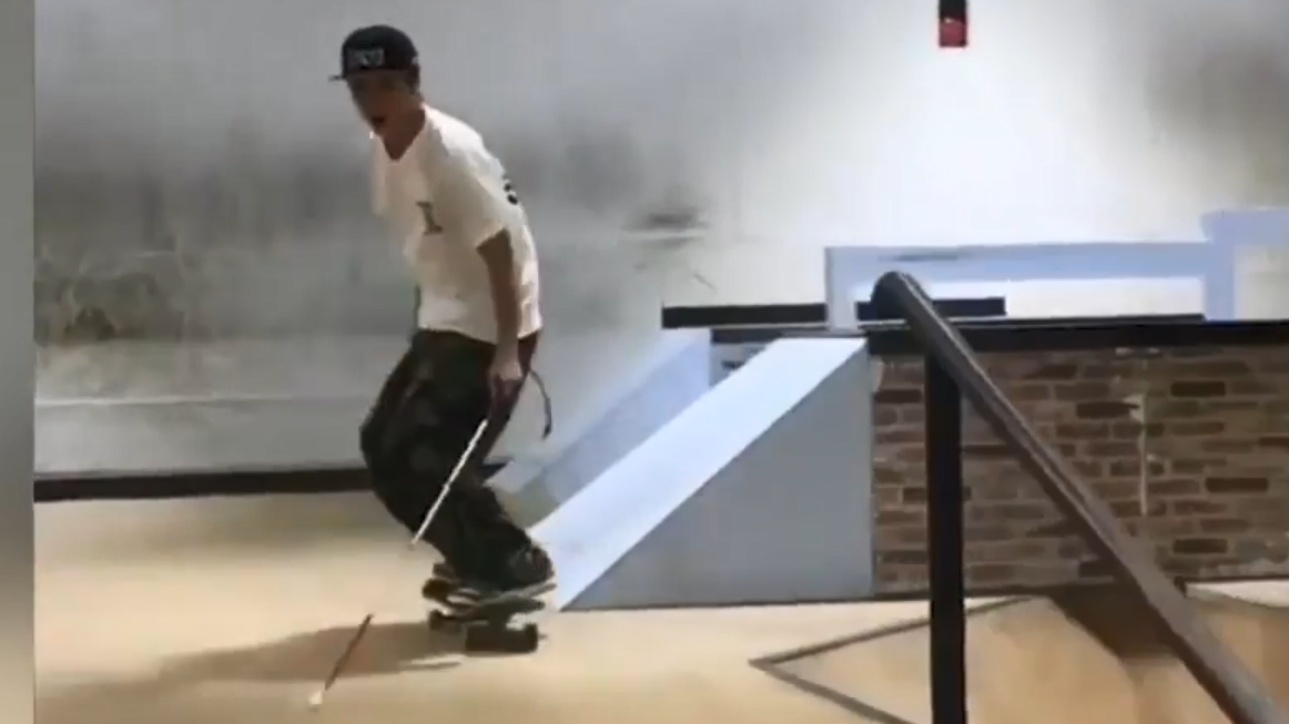 Blinder Skateboarder begeistert das Internet