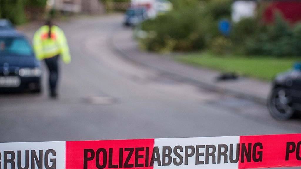 Das Gebiet um das Wohnhaus in Baden-Württemberg, in dem ein Sechsjähriger, eine Frau und ein Mann erschossen wurden, wurde grossräumig abgesperrt.