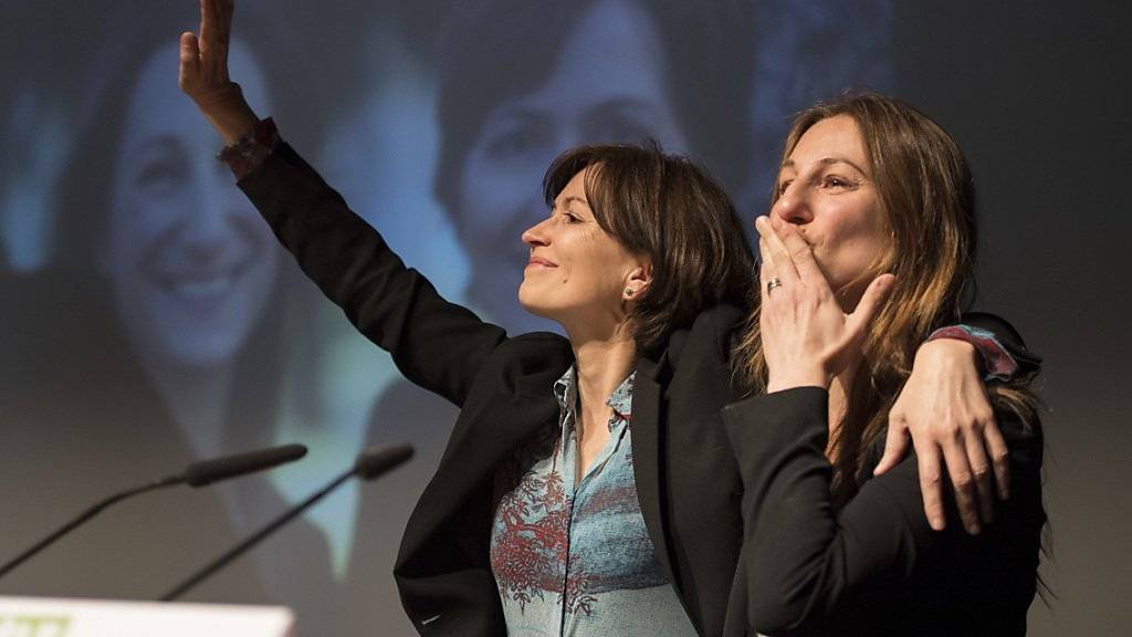 Die Berner Nationalrätin Regula Rytz (links) steht neu alleine an der Spitze der Grünen Partei der Schweiz. Sie hatte die Partei in den vergangenen vier Jahren gemeinsam mit der Waadtländer Nationalrätin Adèle Thorens geführt.