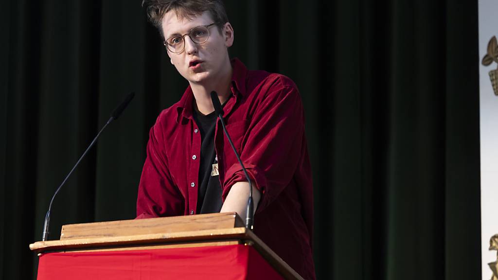 Juso-Präsident Nicola Siegrist spricht bei der Jahresversammlung der Jungsozialisten in Bern.