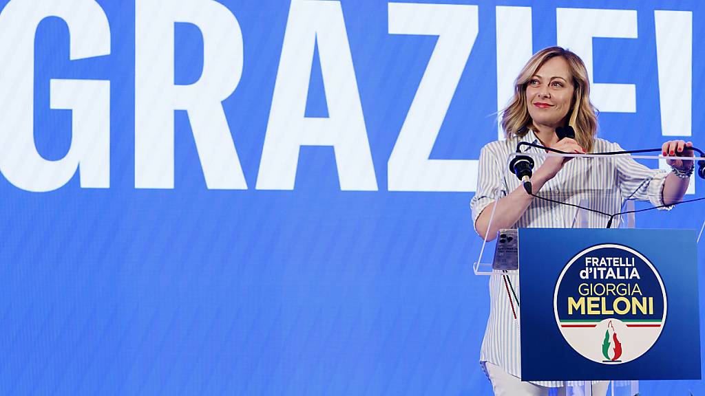 Die italienische Ministerpräsidentin Giorgia Meloni spricht über die Ergebnisse der Wahlen zum Europäischen Parlament bei einer Pressekonferenz im Wahlkomitee der Partei Fratelli d'Italia. Foto: Roberto Monaldo/LaPresse/AP/dpa - ACHTUNG: Nur zur redaktionellen Verwendung und nur mit vollständiger Nennung des vorstehenden Credits