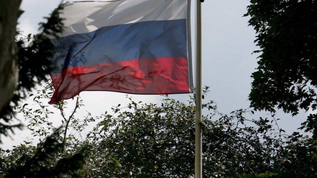 Die russische Flagge weht im Garten der Botschaft in London: Nach eigenen Angaben hat Russland Probleme, Visa für seine Diplomaten in Grossbritannien zu erhalten. (Archivbild)