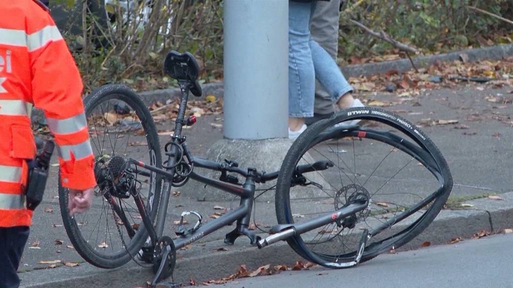 E-Bike-Fahrer prallt mit Auto zusammen – verletzt
