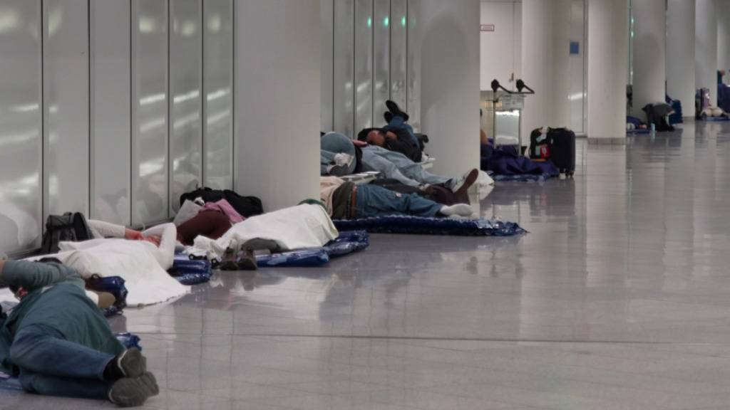 dpatopbilder - Gestrandete Passagiere am Flughafen München. Foto: Enrique Kaczor/onw-images/dpa