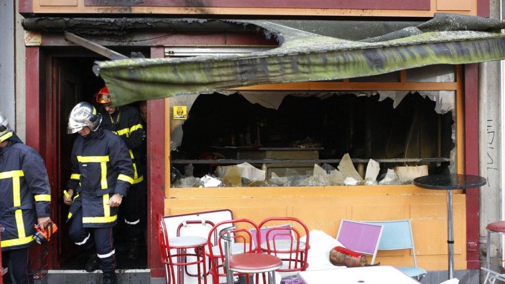 Feuerwehrleute beim Verlassen der Bar in Rouen, in der 13 Menschen starben.
