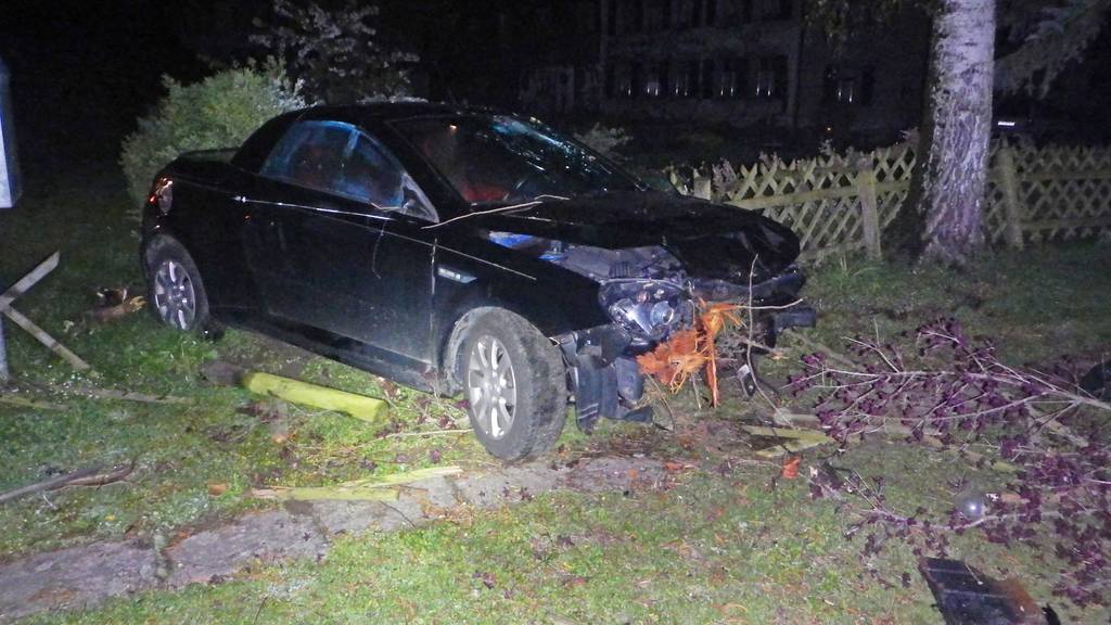 So sieht das Auto der Blaufahrerin nach dem Unfall aus.