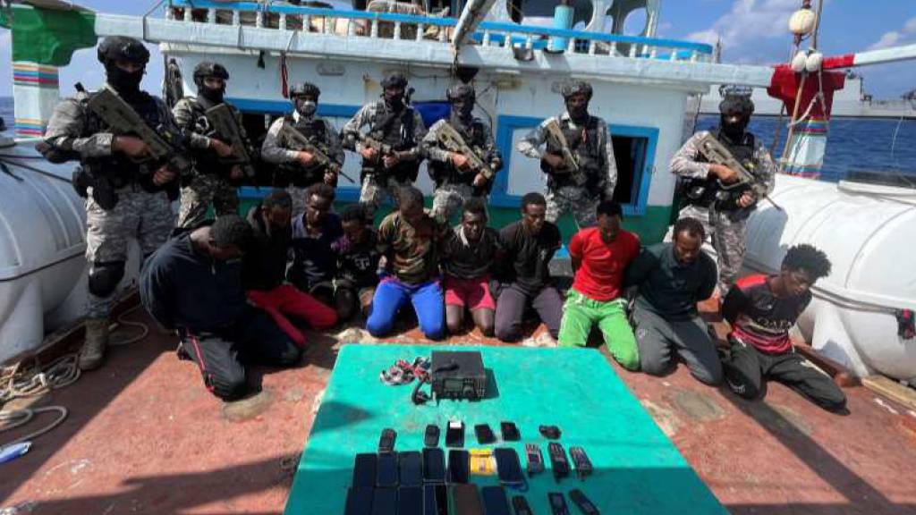 HANDOUT - Die indische Marine hat offenbar die Besatzung eines Frachtschiffs aus der Hand von somalischen Piraten befreit. Foto: Uncredited/Indian Navy/AP/dpa