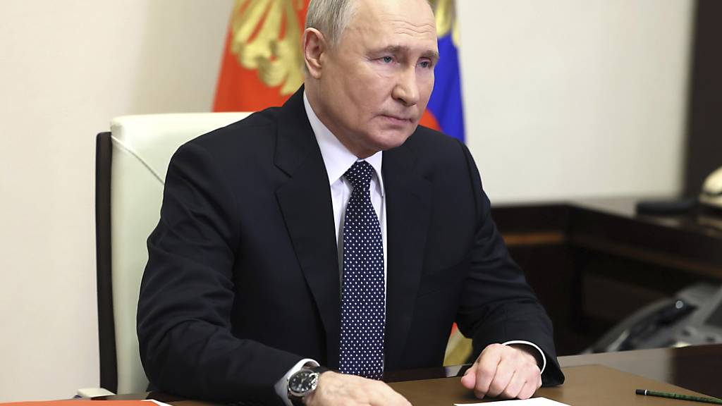 HANDOUT - Auf diesem vom Kreml via ZUMA zur Verfügung gestelltem Bild leitet Wladimir Putin, Präsident von Russland, eine Telefonkonferenz mit Mitgliedern des Nationalen Sicherheitsrates in der offiziellen Residenz des Präsidenten. Foto: Mikhail Metzel/Kremlin Pool/Planet Pix via ZUMA Press Wire/dpa - ACHTUNG: Nur zur redaktionellen Verwendung im Zusammenhang mit der aktuellen Berichterstattung und nur mit vollständiger Nennung des vorstehenden Credits