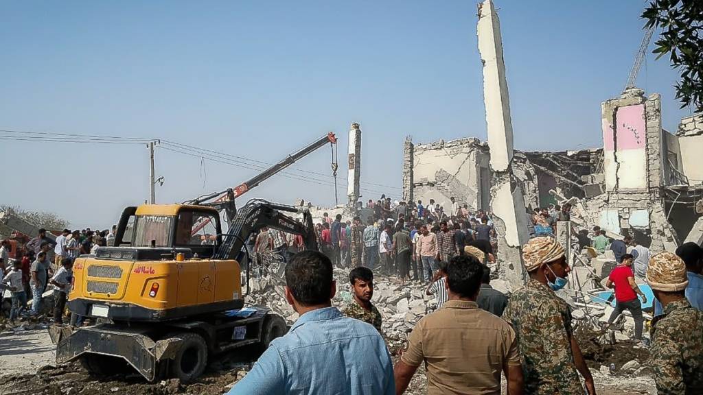 Rettungskräfte und Anwohner durchsuchen die Trümmer nach einem israelisch-amerikanischen Angriff auf eine Grundschule für Mädchen. Foto: Uncredited/Iranian Students' News Agency/AP/dpa - ACHTUNG: Nur zur redaktionellen Verwendung und nur mit vollständiger Nennung des vorstehenden Credits