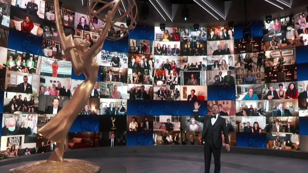 US-Moderator Jimmy Kimmel spricht auf der Bühne während der Übertragung der 72. Emmy Awards. Die Teilnehmer und Preisträger nehmen per Videokonferenz an der Verleihung teil und sind auf einer Monitorwand im Hintergrund zu sehen. Foto: Uncredited/Invision/dpa