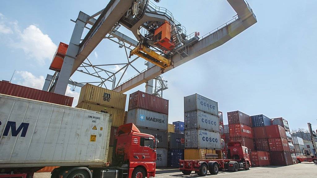 Containerhafen Kleinhüningen in Basel: Die Frankenaufwertung Anfang Jahr und die schwächere Dynamik des Welthandels haben die Schweizer Exporte stark belastet (Archiv).