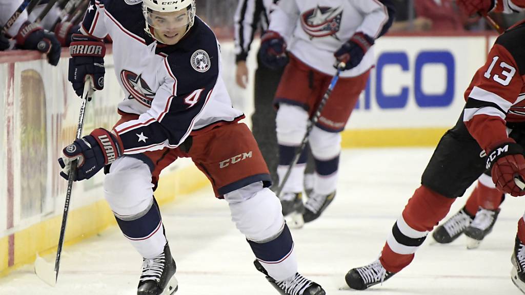 Der neuer ZSC-Verteidiger Scott Harrington (links) im Oktober 2021 im Dress der Columbus Blue Jackets, rechts New Jerseys Captain Nico Hischier