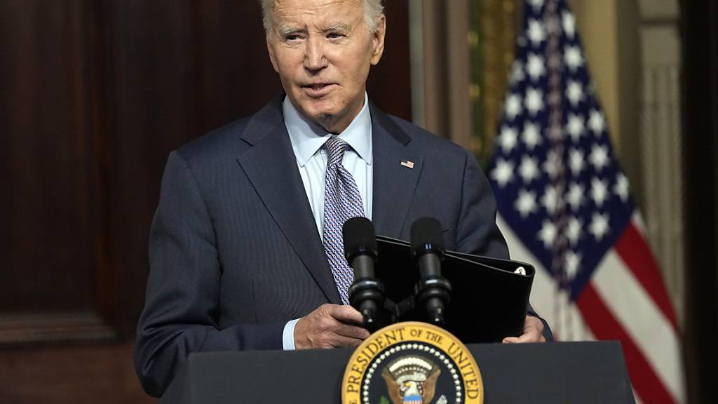 Joe Biden, Präsident der USA, spricht während eines Rundtischgesprächs mit führenden Vertreterinnen und Vertretern der jüdischen Gemeinden in den USA im Indian Treaty Room im Weißen Haus. Foto: Susan Walsh/AP