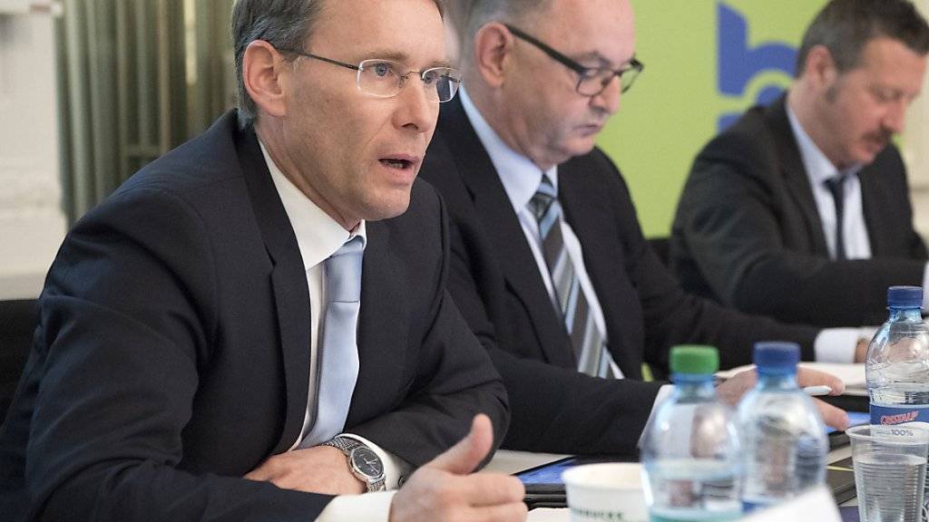 Die BLS-Spitze - Konzernchef Bernard Guillelmon (links) und Präsident Rudolf Stämpfli (Mitte) - wehrt sich gegen Vorwürfe, sie suche ein «Kräftemessen» mit der SBB.